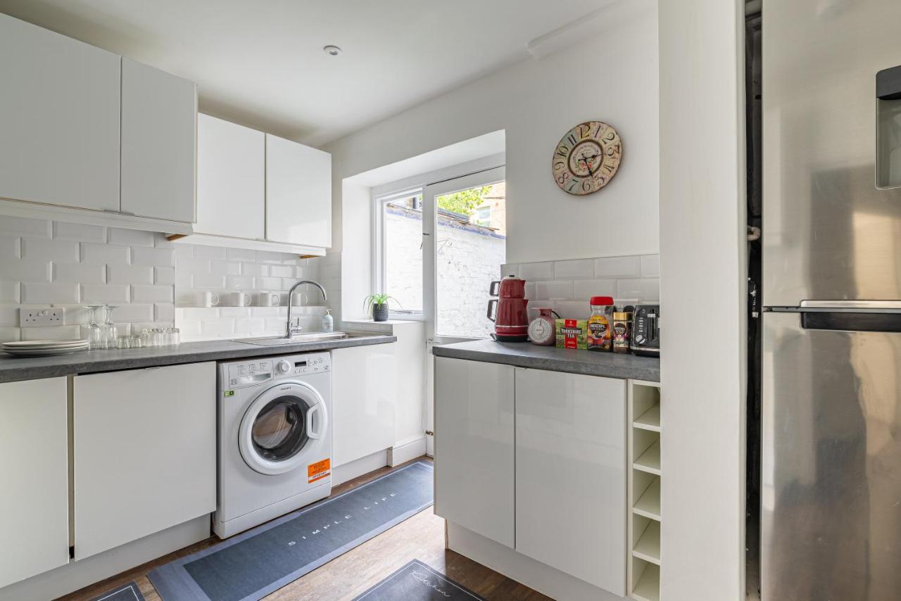Specious Bright Flat With Garden In Apartment